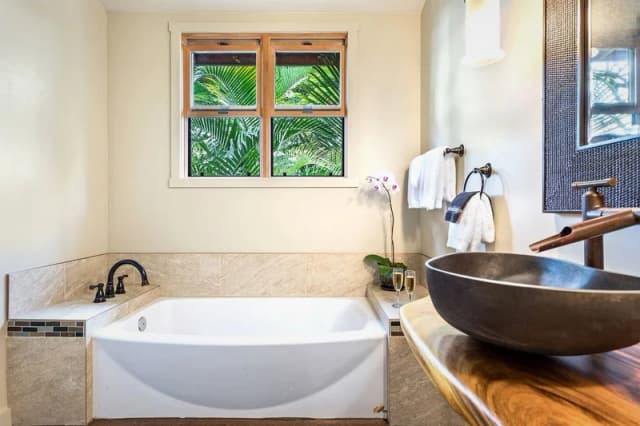 Deep soaking bathtub
