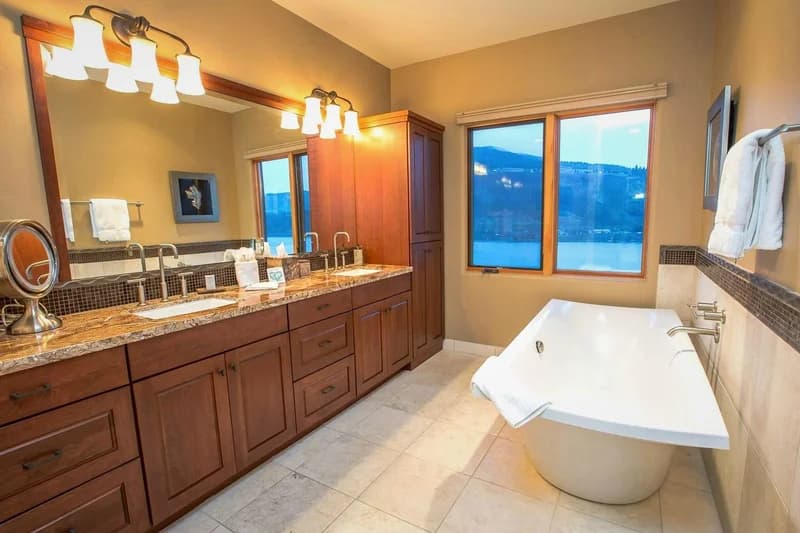 Hotels with jacuzzi in room in Hood River