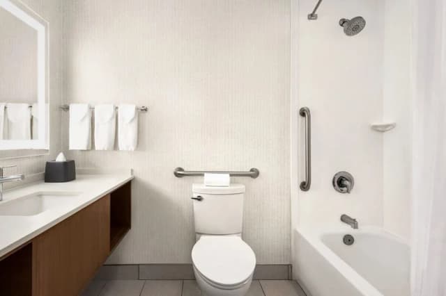 Deep soaking bathtub