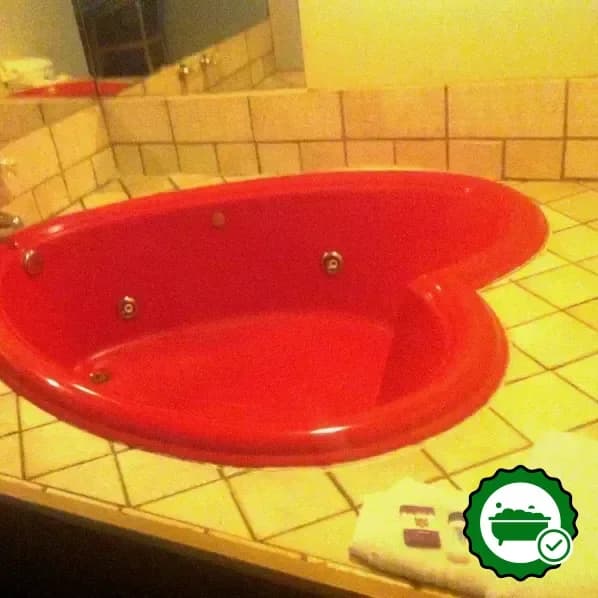 In-room jacuzzi at Red Carpet Inn Hot Springs in Hot Springs