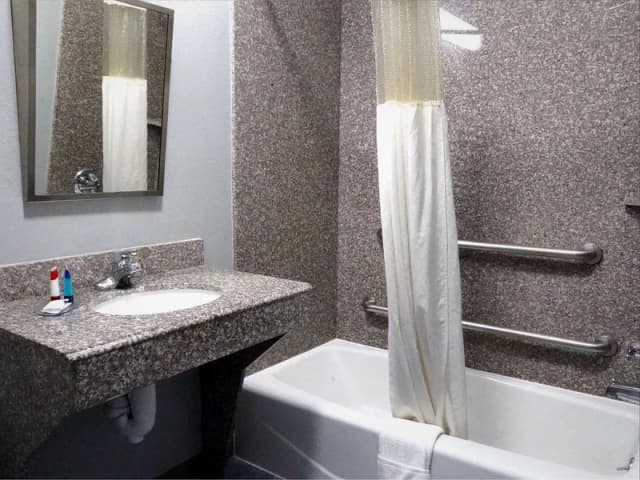 Deep soaking bathtub