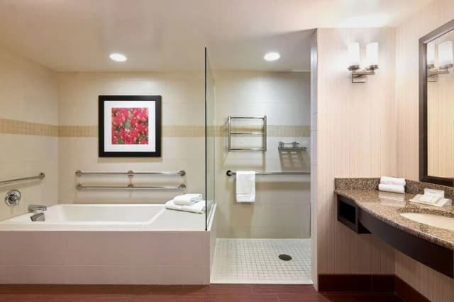 Jetted bathtub