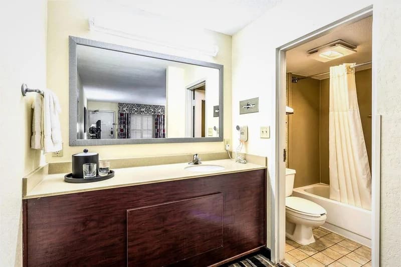 Hotels with jacuzzi in room in Huntsville