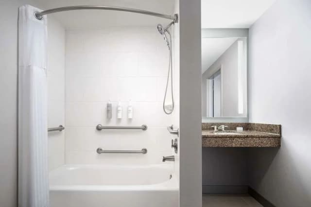 Deep soaking bathtub