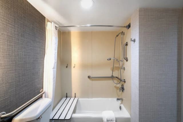 Jetted bathtub