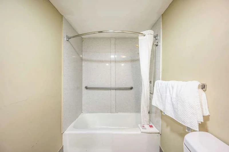 Econo Lodge Inn & Suites