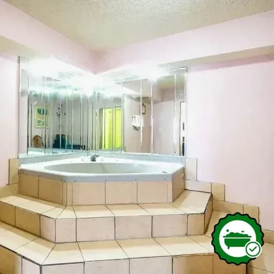 In-room jacuzzi at OYO Hotel Hutchinson West 4th Ave in Hutchinson