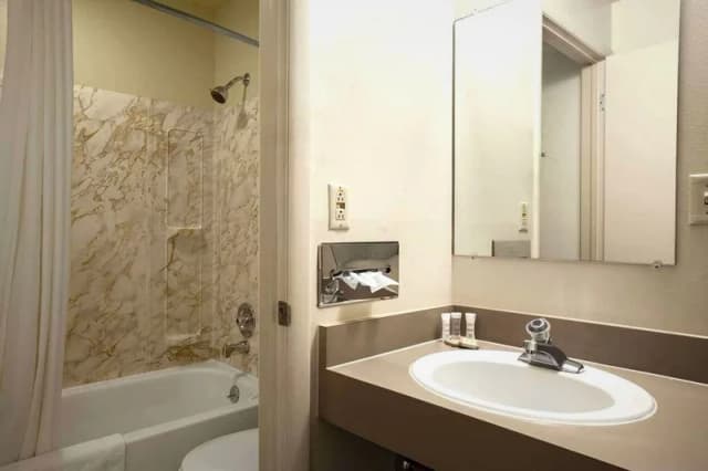 Deep soaking bathtub