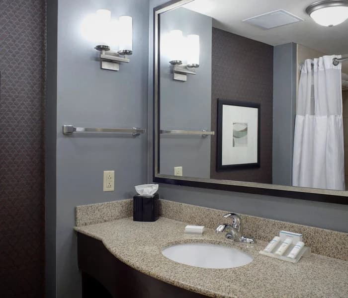 Hotels with jacuzzi in room in Jonesboro