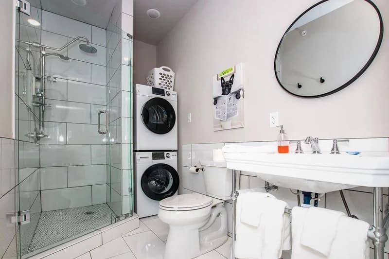 In-room jacuzzi at Intersect 311 (Downtown) in Jonesboro, Arkansas