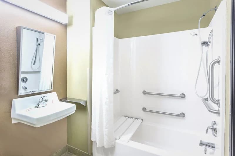 Hotels with jacuzzi in room in Kalamazoo