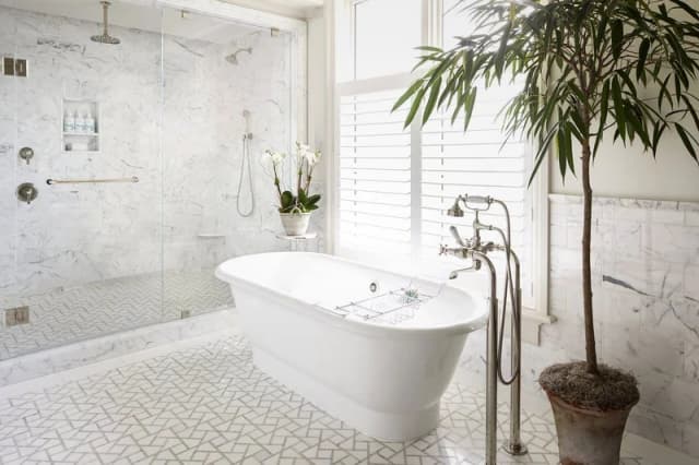 Deep soaking bathtub