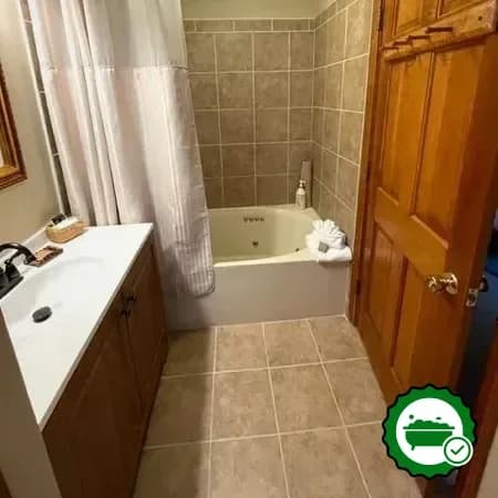 In-room jacuzzi at The Snowed Inn in Killington