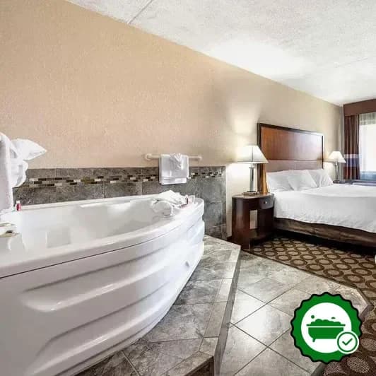 In-room jacuzzi at Econo Lodge in Lafayette