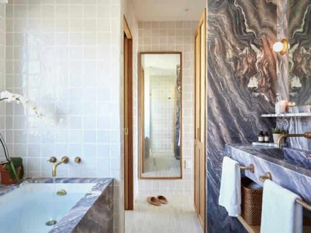 Jetted bathtub