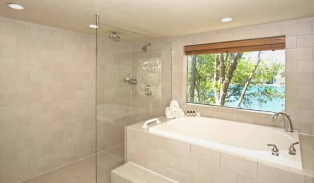 Jetted bathtub