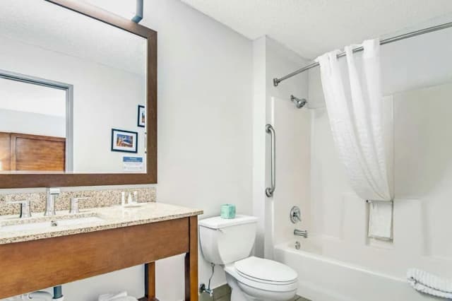 Deep soaking bathtub