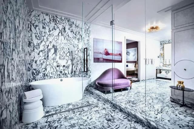 Deep soaking bathtub