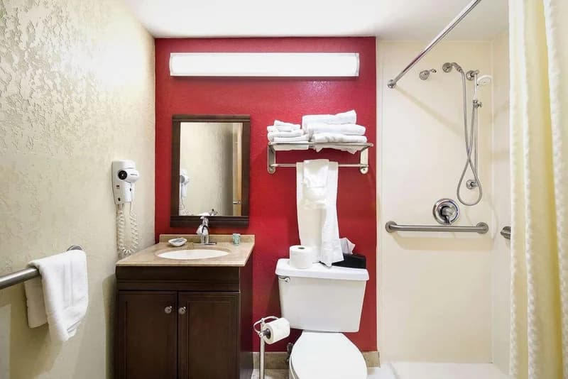 Hotels with jacuzzi in room in Lavale