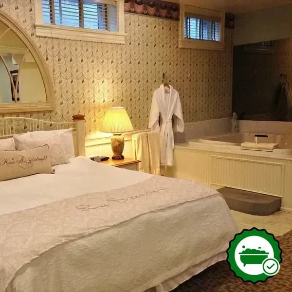 In-room jacuzzi at Chambery Inn in Lee