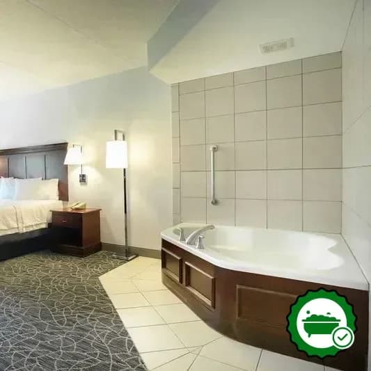 Hotels with jacuzzi in room in Lenox