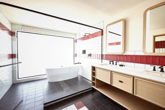 Deep soaking bathtub