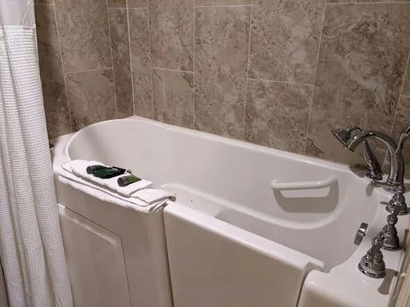 Jetted bathtub