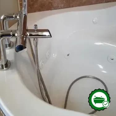 Jetted bathtub
