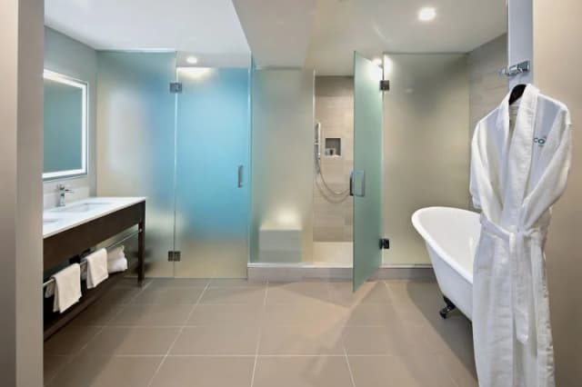 Deep soaking bathtub