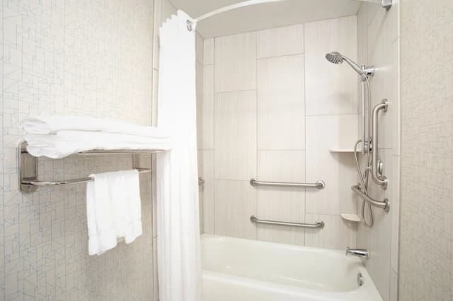 Deep soaking bathtub