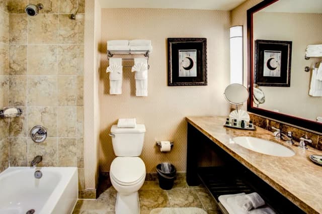 Jetted bathtub