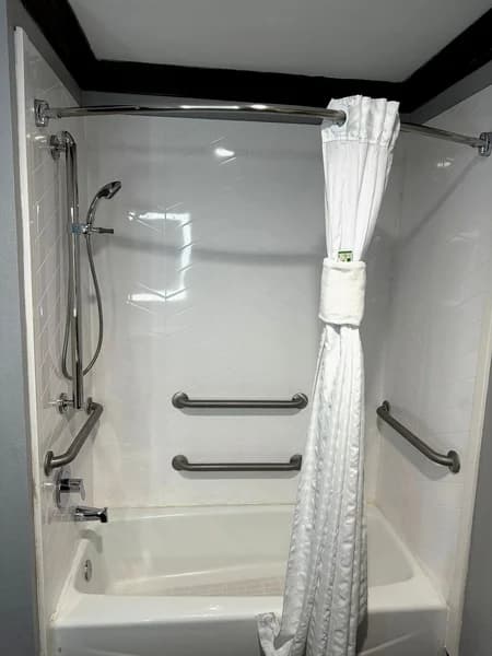 Deep soaking bathtub