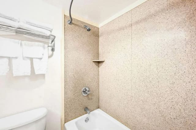 Deep soaking bathtub