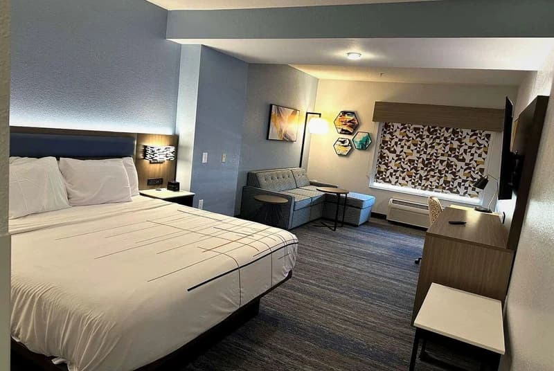Hotels with jacuzzi in room in Macon