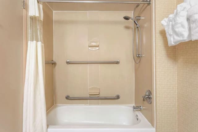 Deep soaking bathtub