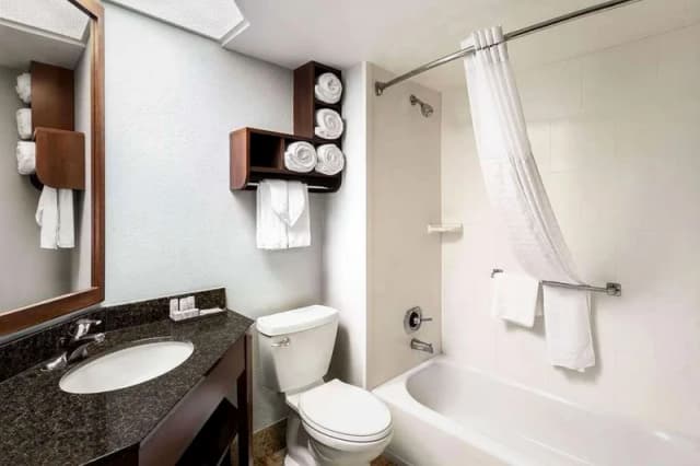 Deep soaking bathtub