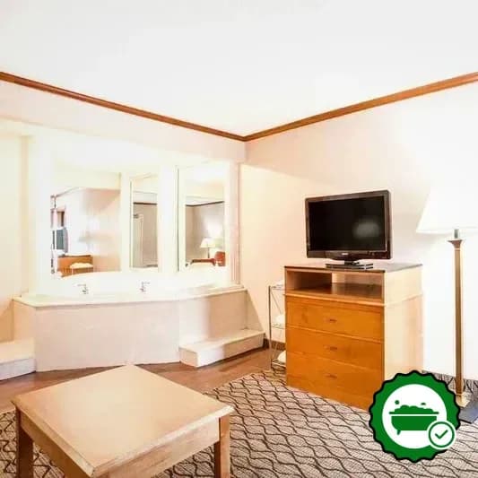 Hotels with jacuzzi in room in Madison Heights