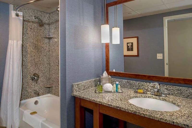 Hotels with jacuzzi in room in Maryland Heights