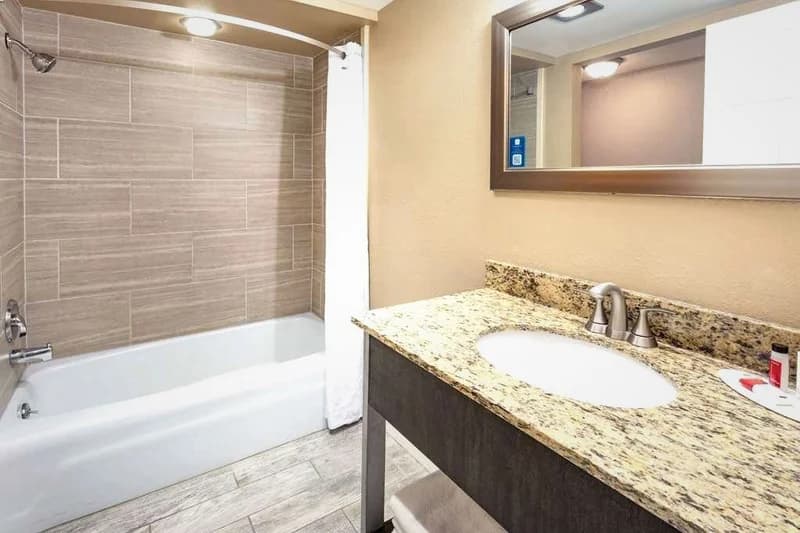 Hotels with jacuzzi in room in Marysville