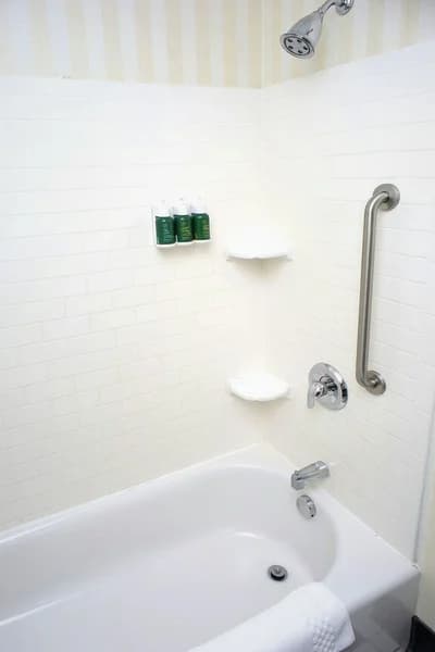 Hotels with jacuzzi in room in Millville