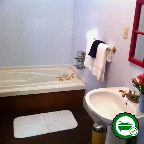 In-room jacuzzi at Brooks House Suites in Mineola