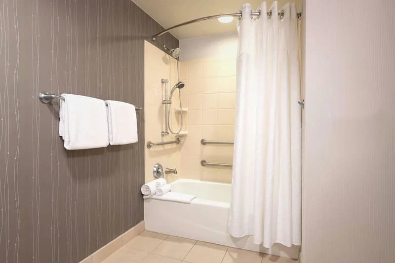 Hotels with jacuzzi in room in Newark
