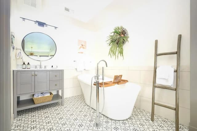 Deep soaking bathtub