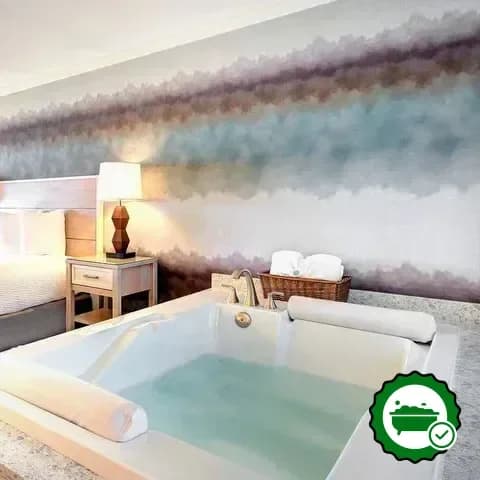 In-room jacuzzi at Hallmark Resort Newport in Newport