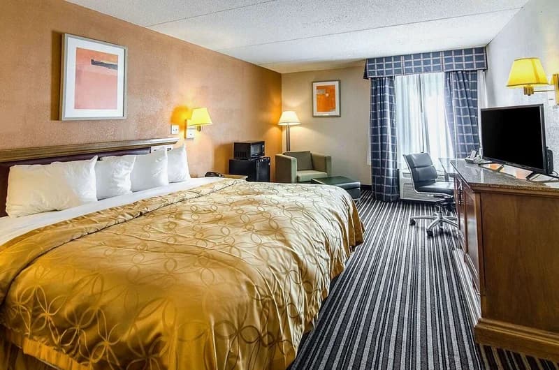 Hotels with jacuzzi in room in Norton