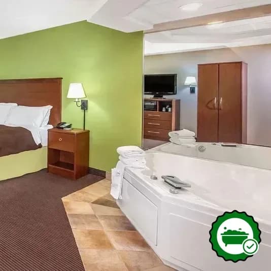 Hotels with jacuzzi in room in Oak Park Heights