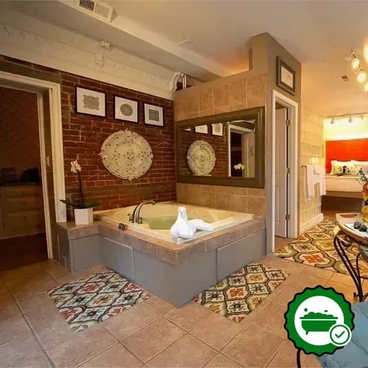 In-room jacuzzi at Main Street Inn Bed and Breakfast in Parkville