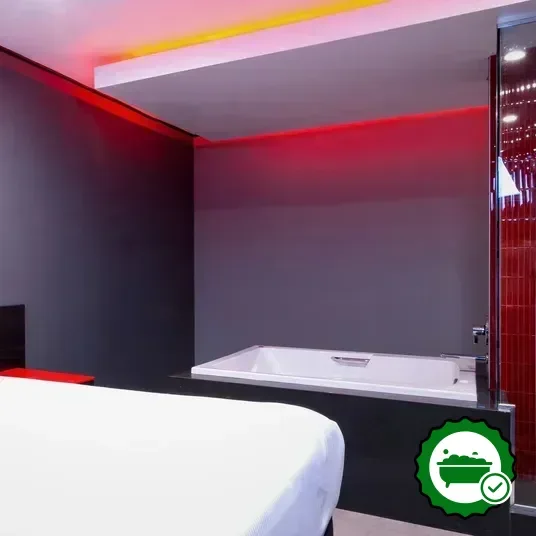Hotels with jacuzzi in room in Pasadena