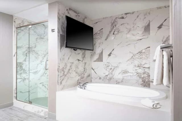 Jetted bathtub