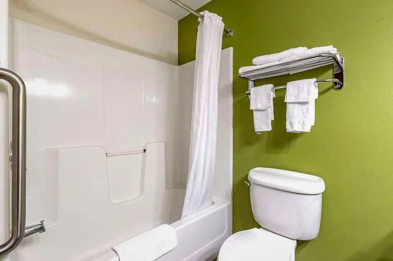 Hotels with jacuzzi in room in Pleasant Hill
